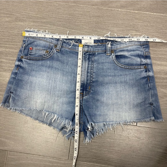 Hudson Tori Slouch Light Wash Denim Cut Off Denim Jean Shorts in Kens Size 26 - Picture 15 of 16